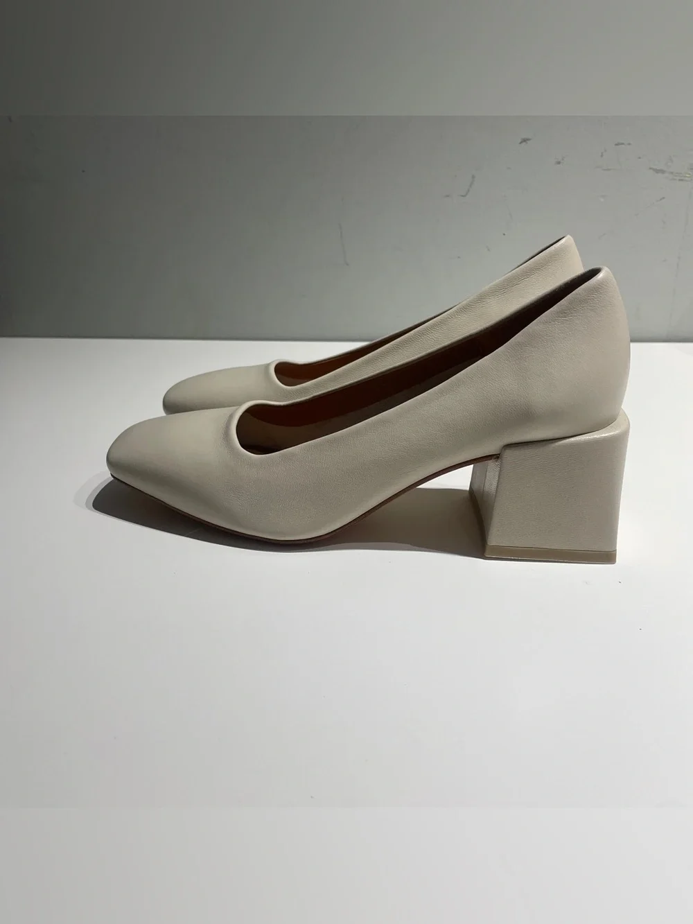 LoQ Classic Square-Toe Block Heel Pumps in Cream 5.5 - Picture 3 of 12